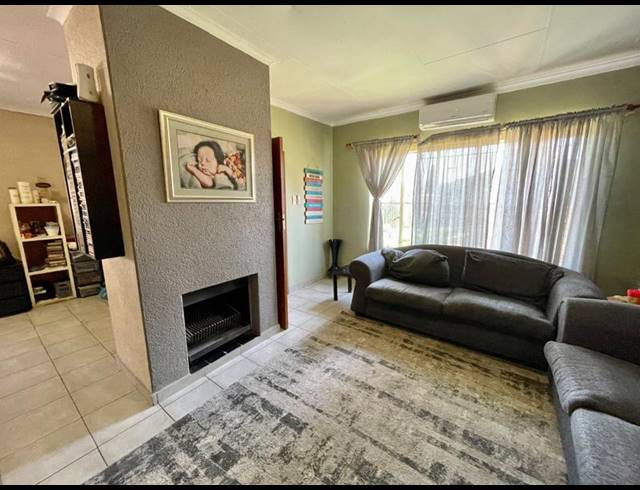 4 BEDROOM HOUSE FOR SALE IN SILVERFIELDS PARK